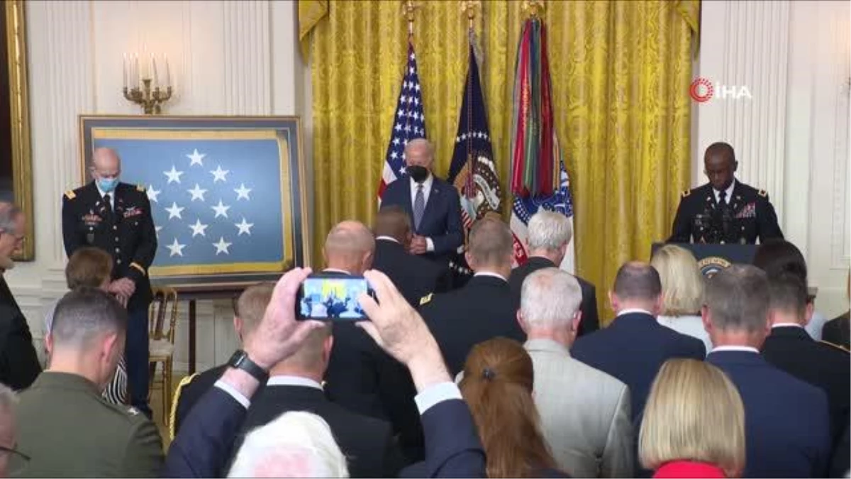 ABD Başkanı Joe Biden, madalya törenine maske takarak katıldı