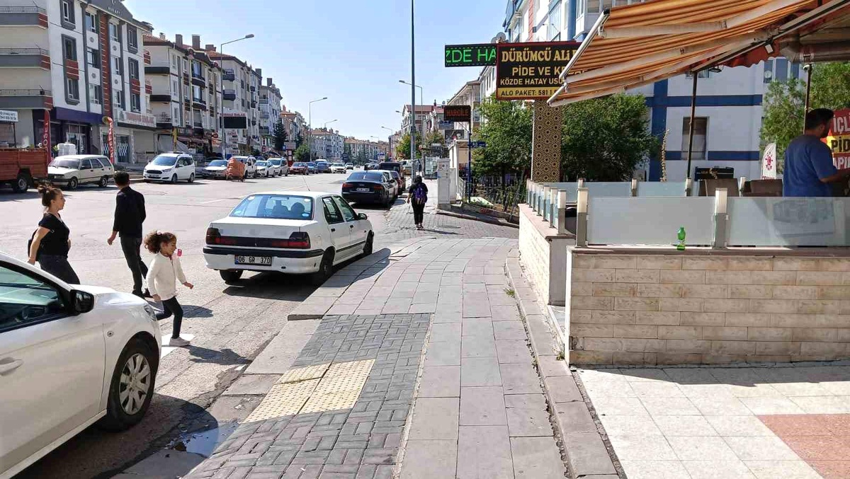 Ankara\'da Anahtarını Üzerinde Bıraktığı Otomobili Çalan Hırsız Kameralara Yansıdı