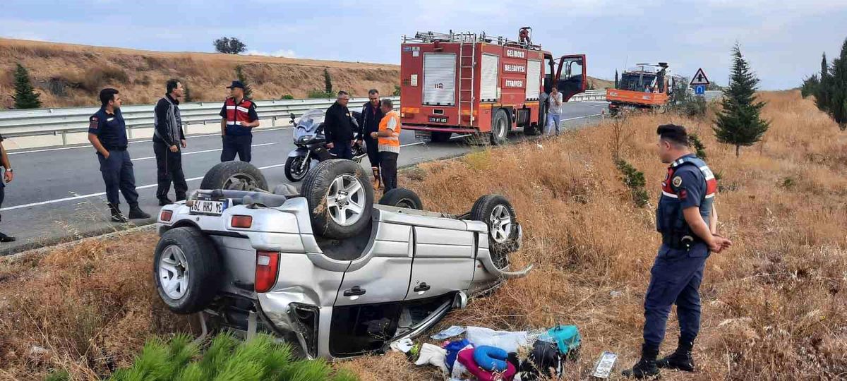 Çanakkale\'de Ters Dönen Aracın Sürücüsü İtfaiye Tarafından Kurtarıldı