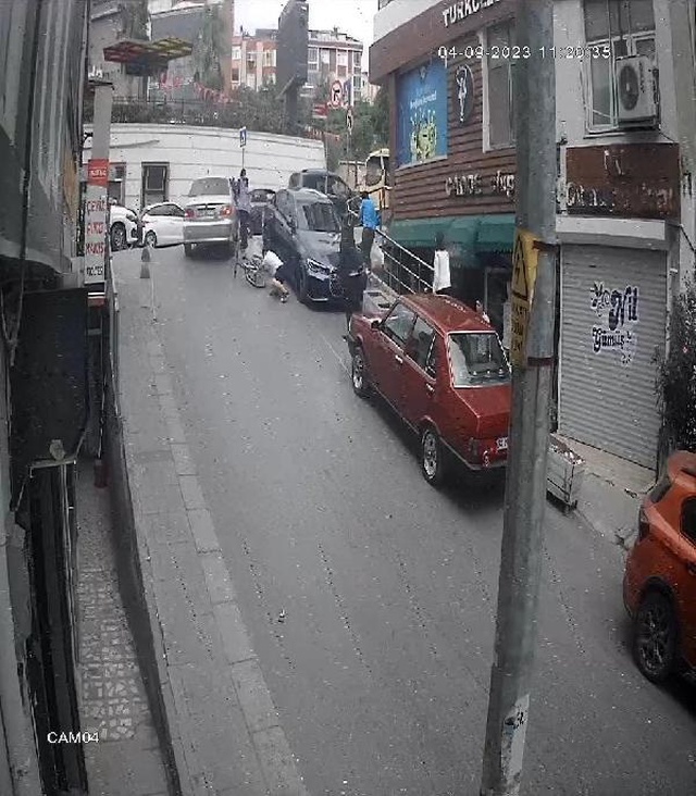 Arnavutköy'de Dönerci Dükkanındaki Yağ Kolileri Patladı yoldan geçenler zor anlar yaşadı Arnavutköy'de Dönerci Dükkanındaki Yağ Kolileri Patladı yoldan geçenler zor anlar yaşadı