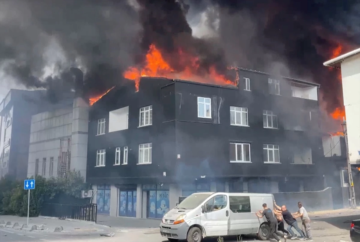 Ataşehir\'de bir binada çıktıktan sonra 3 binaya daha sıçrayan yangına müdahale ediliyor