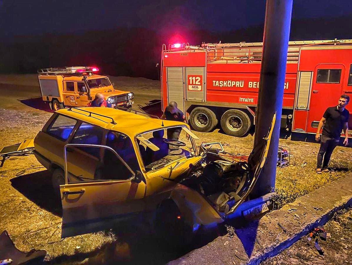 Kastamonu\'da Beton Aydınlatma Direğine Çarpan Otomobilin Sürücüsü Yaralandı