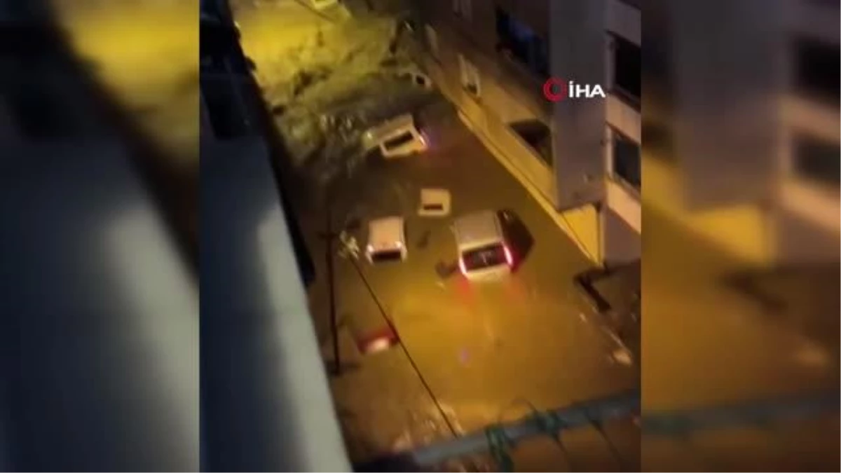 Başakşehir ve İkitelli\'de yoğun yağış nedeniyle araçlar suya gömüldü