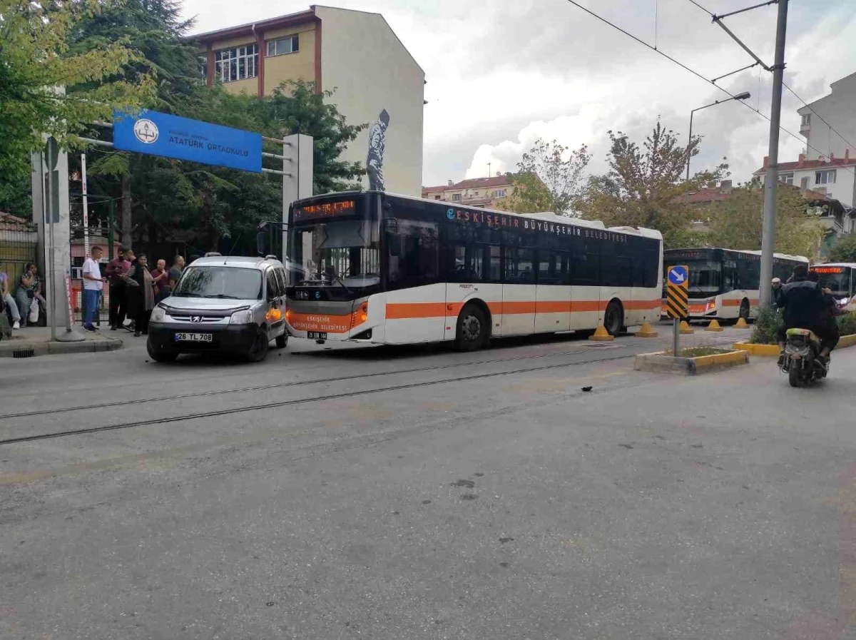 Eskişehir\'de Belediye Otobüsü ile Hafif Ticari Araç Çarpıştı