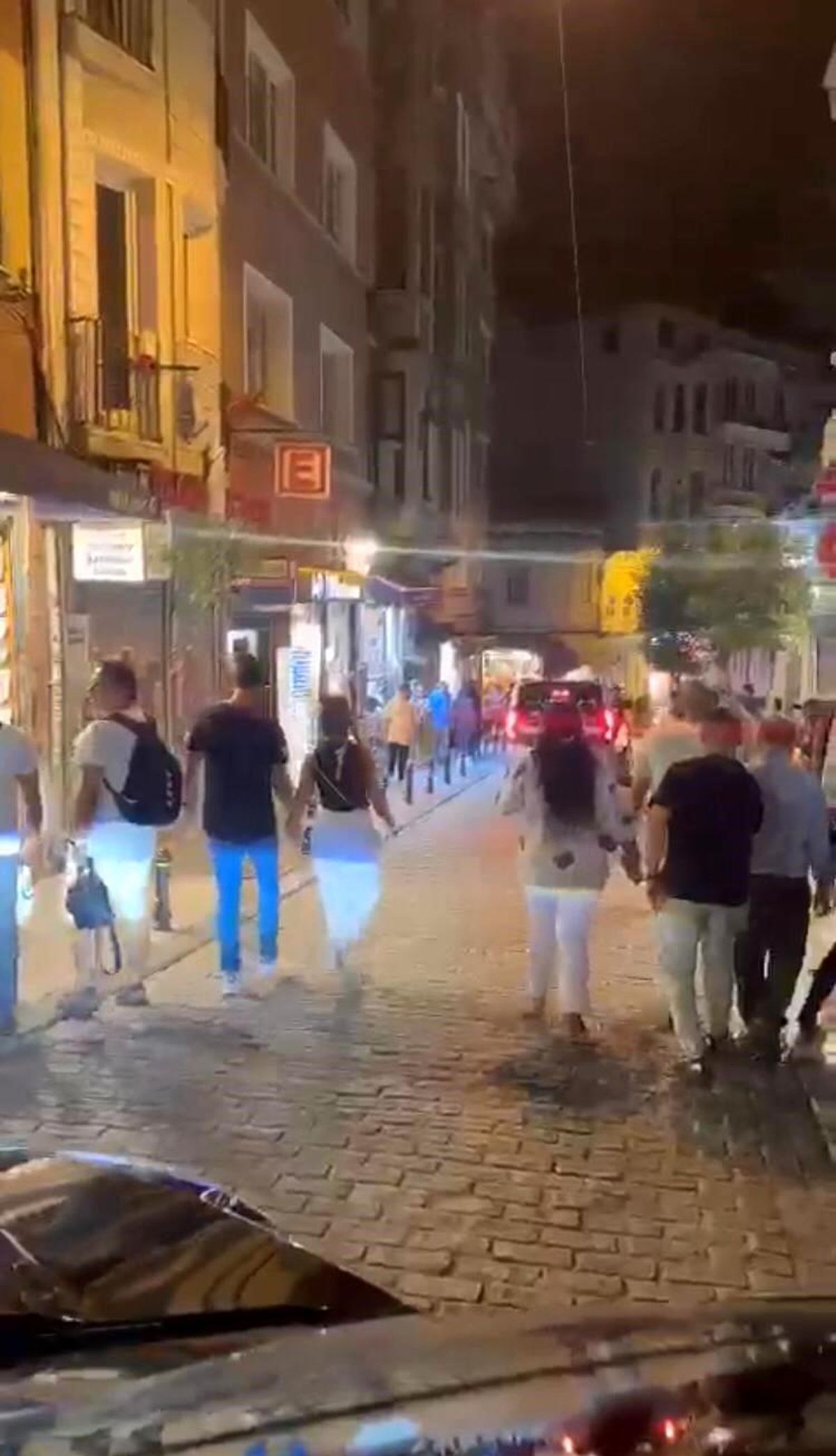 Beyoğlu\'nda Yan Kesicilik Olayı Kameralara Yansıdı