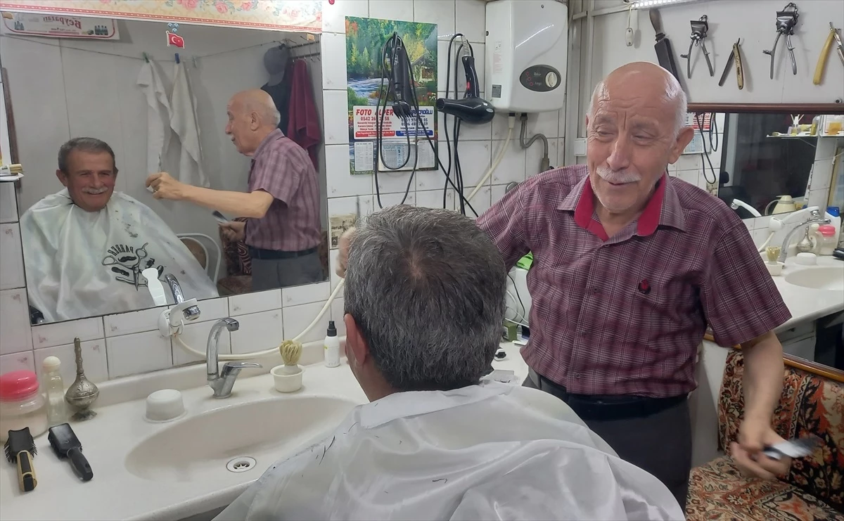 Ankara\'da 61 Yıldır Berberlik Yapan Metin Ünsal Müşterilerini Müzik Eşliğinde Tıraş Ediyor
