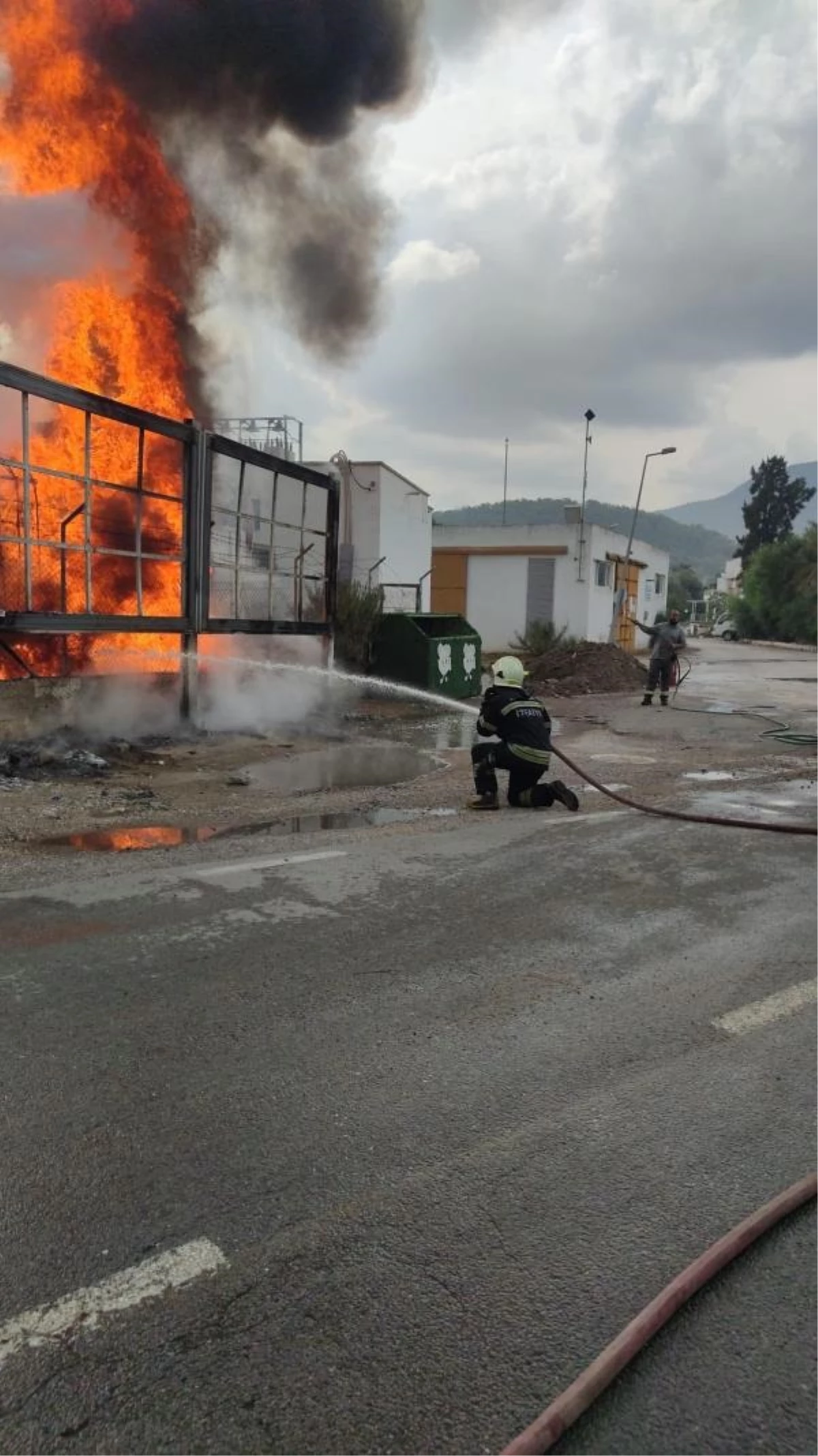 Bodrum\'da Yıldırım Düşmesiyle Yangın Çıktı