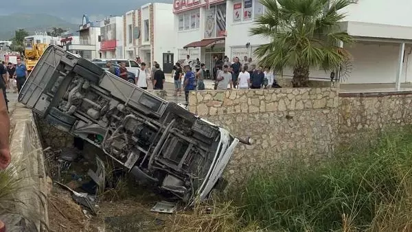 Bodrum'da işçi servis midibüsü dere yatağına düştü: 23 yaralı