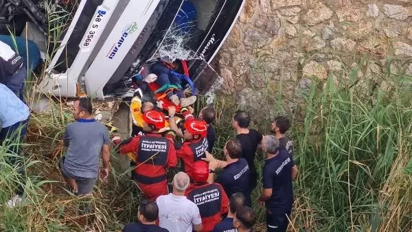 Bodrum'da işçi servis midibüsü dere yatağına düştü: 23 yaralı