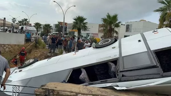 Bodrum'da işçi servis midibüsü dere yatağına düştü: 23 yaralı