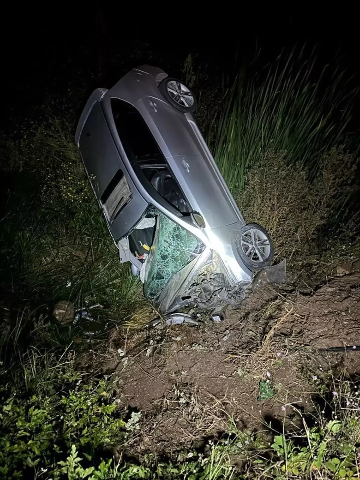 İznik'te Otomobil Şarampole Devrildi: 1 Ölü, 2 Yaralı