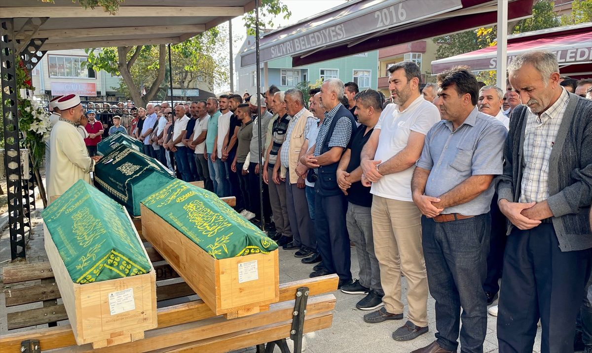 Büyükçekmece\'de Zincirleme Trafik Kazasında Hayatını Kaybeden 3 Kardeşin Cenazesi Morgdan Teslim Alındı