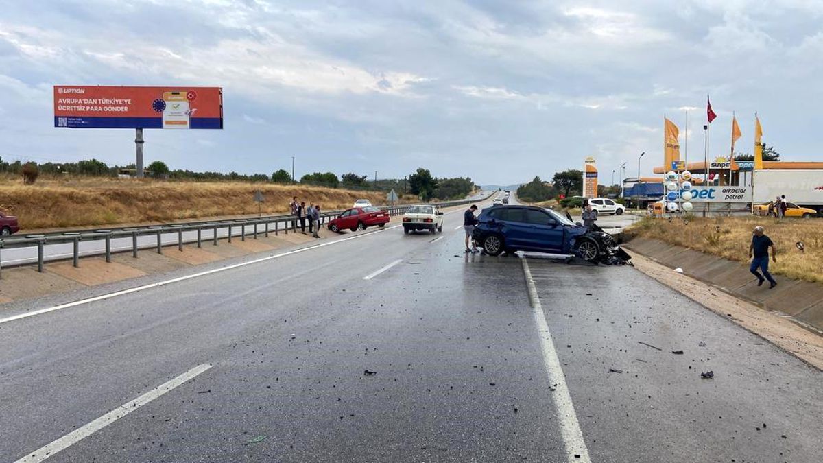 Çanakkale\'de Otomobil Refüje Çarptı: Sürücü Yaralandı