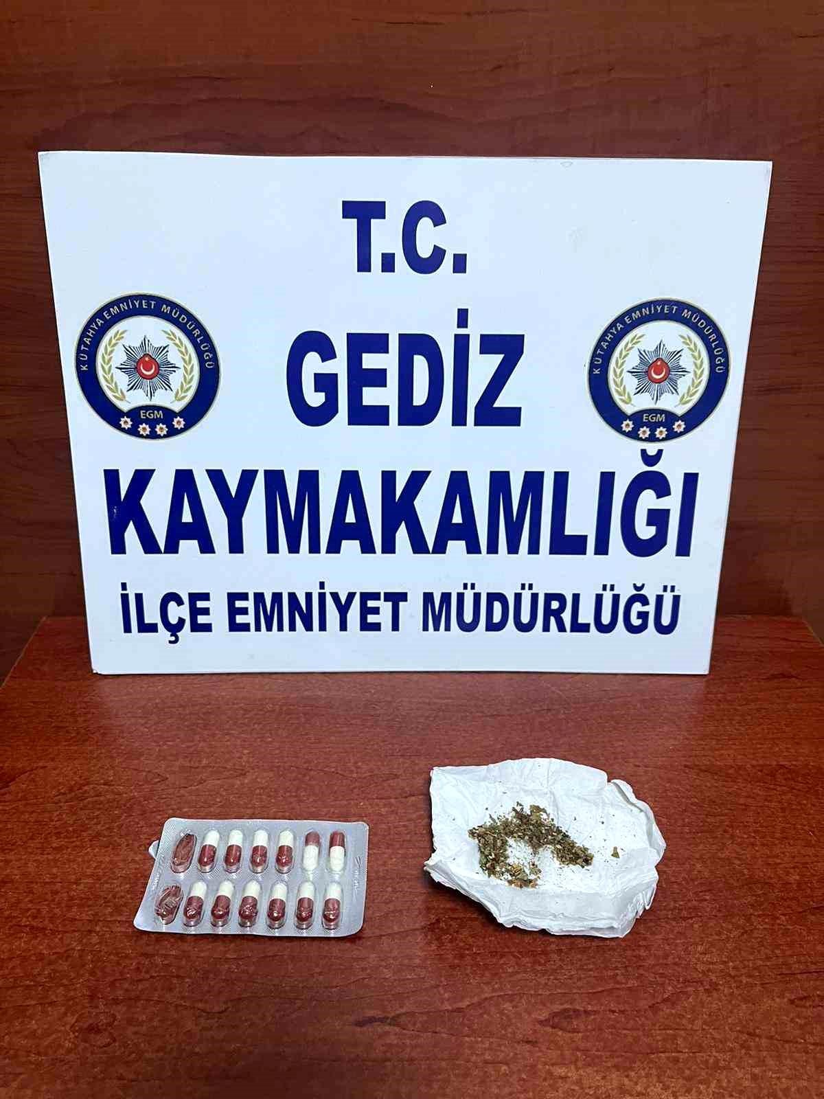 Gediz\'de Uyuşturucu Operasyonu: Şahsın Üzerinde Uyuşturucu Ele Geçirildi