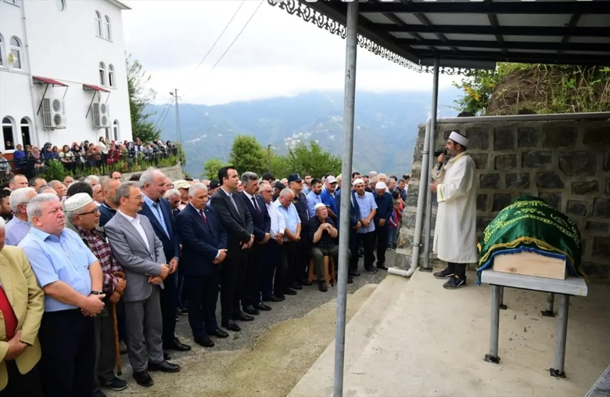 İçişleri Bakan Yardımcısı Bülent Turan\'ın Danışmanının Kız Kardeşi Şalpazarı\'da Defnedildi