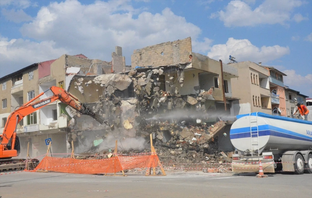 Afşin\'de deprem sonrası yıkım çalışmaları devam ediyor