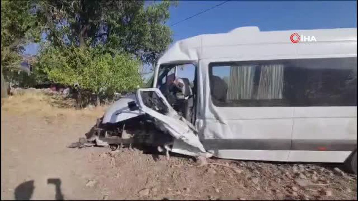 Diyarbakır\'da minibüs ile traktör çarpışması: 2\'si ağır 20 kişi yaralandı