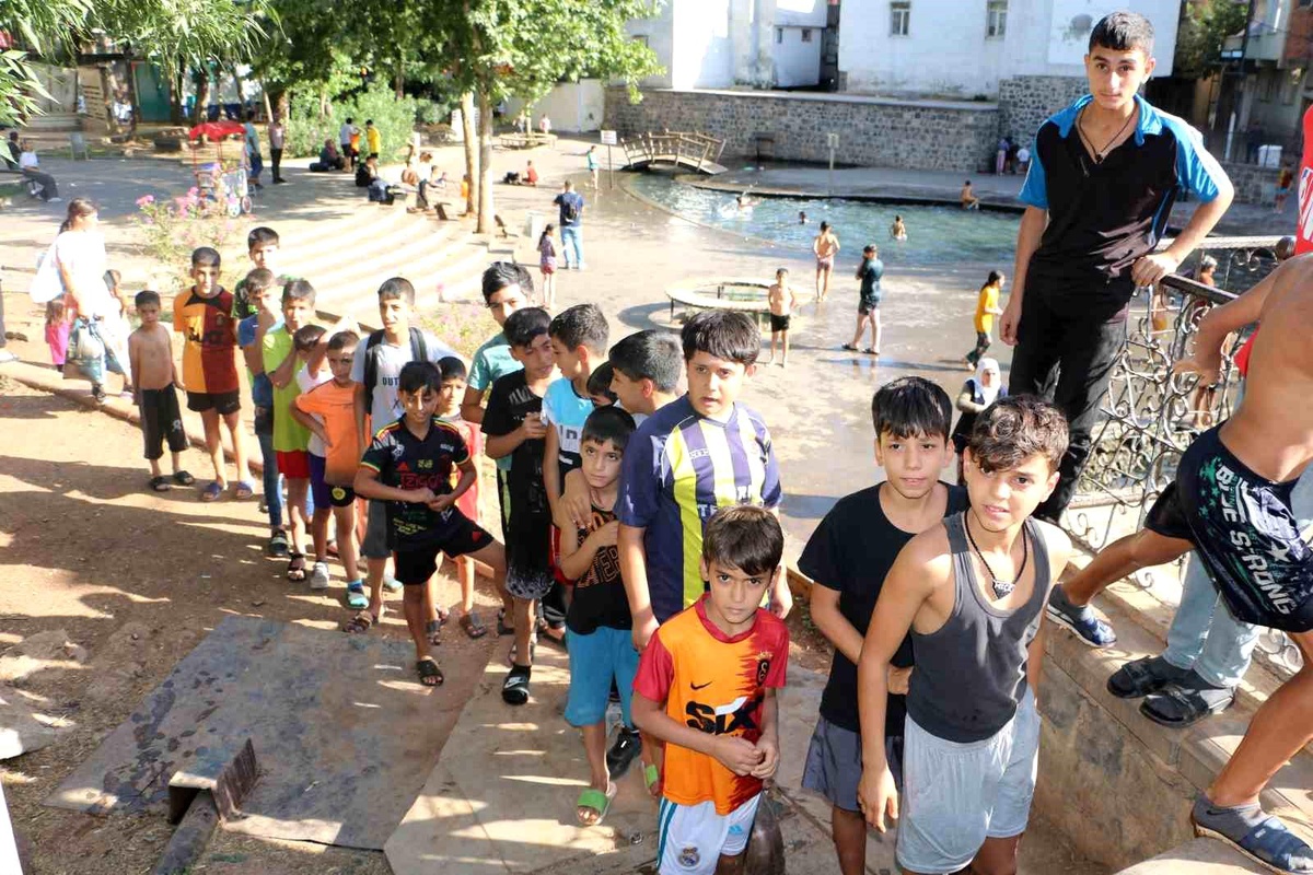 Diyarbakır Büyükşehir Belediyesi, Anzele suyunda yüzen çocukları olimpik havuzda yüzdürdü