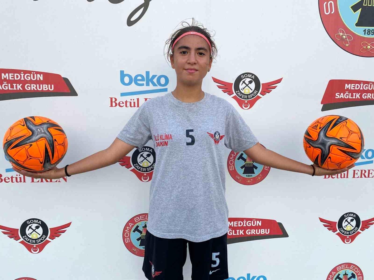 Depremde evi yıkılan Hatayspor Kadın Futbol Takımı oyuncusu Merve Uslu, Zafer Spor formasıyla futbola devam ediyor