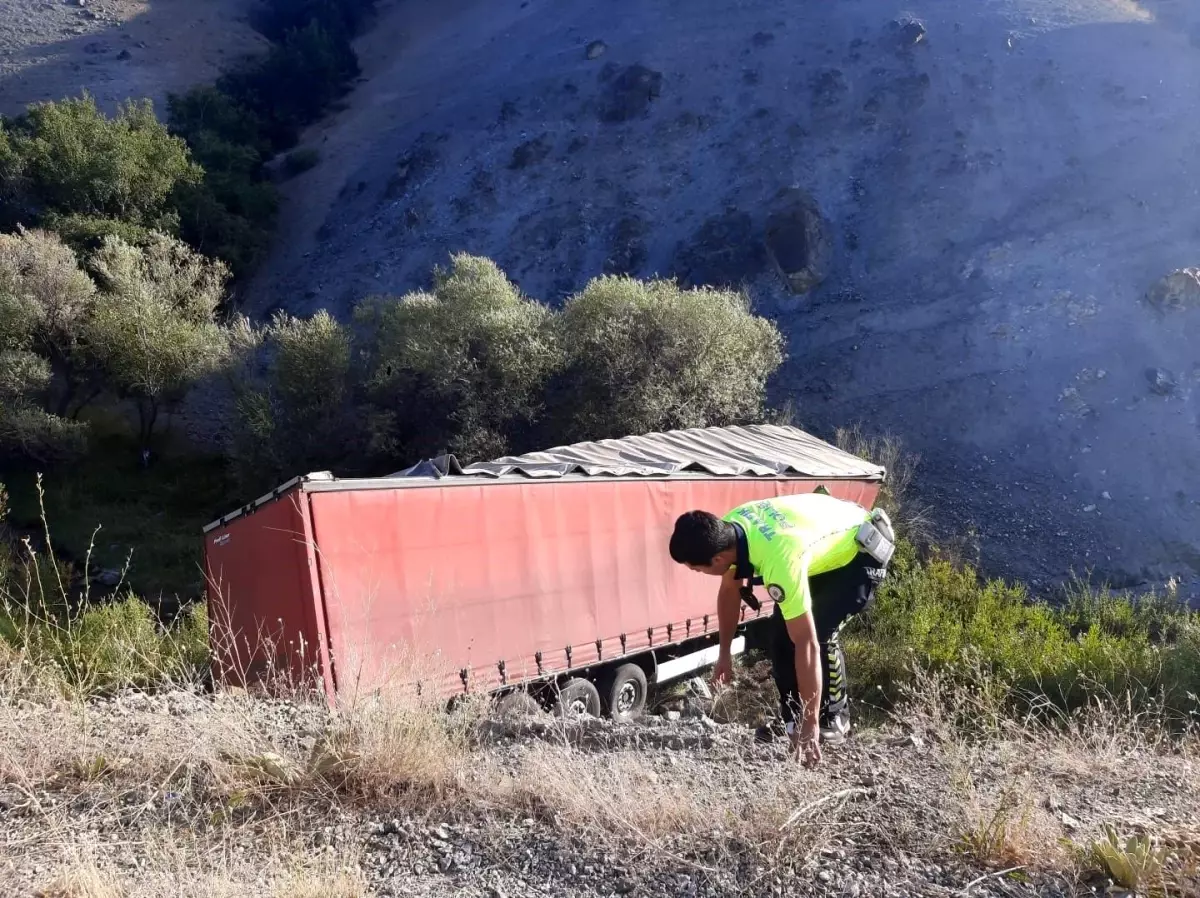 Erzincan'da tır şarampole uçtu, sürücü yaralandı