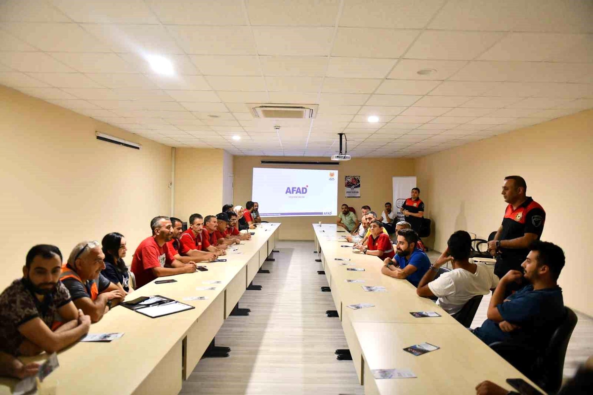 Esenyurt Belediyesi Vatandaşlara Afet Bilinci Eğitimi Veriyor