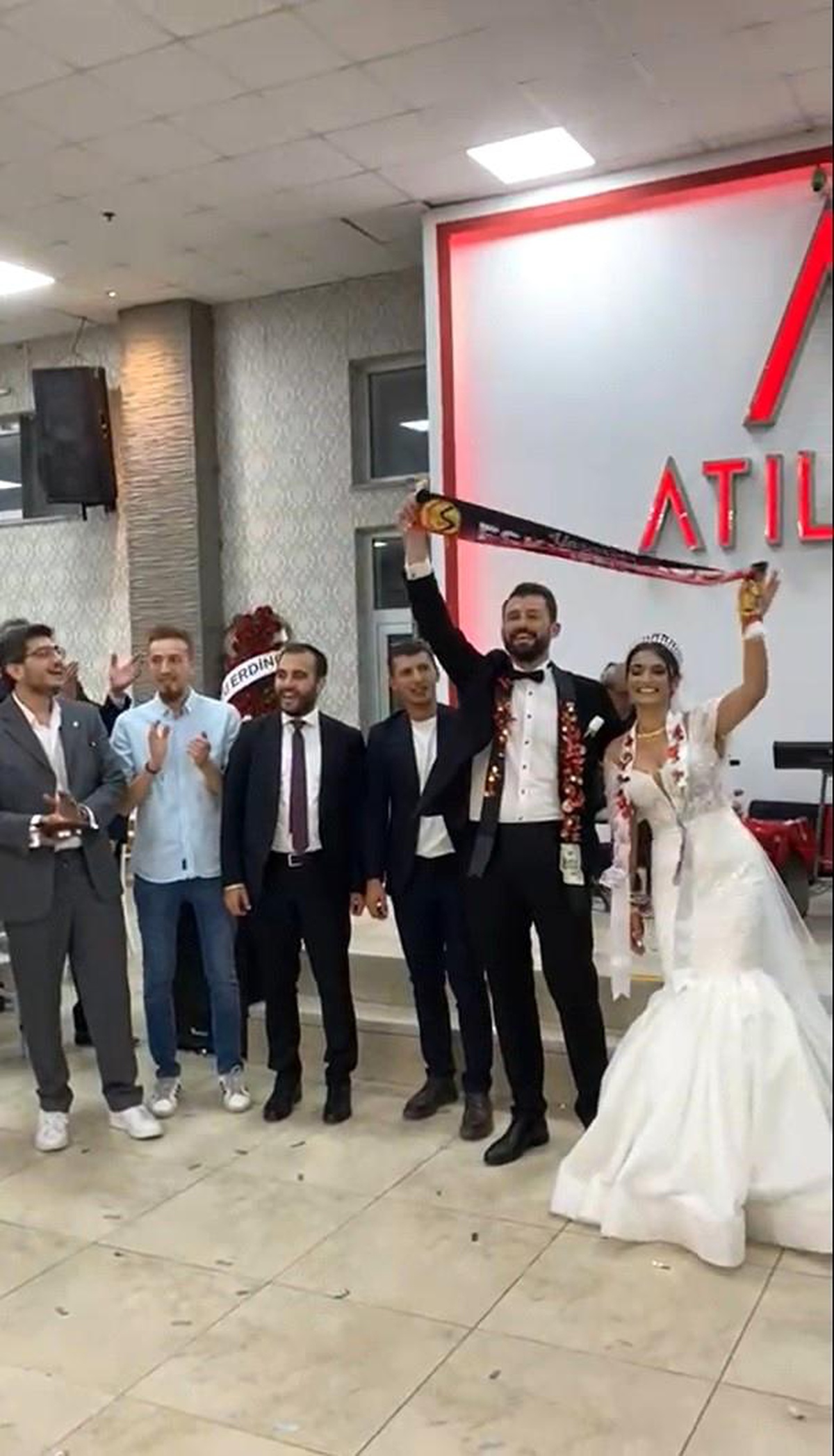 Eskişehir\'de Düğünde Tribün Coşkusu