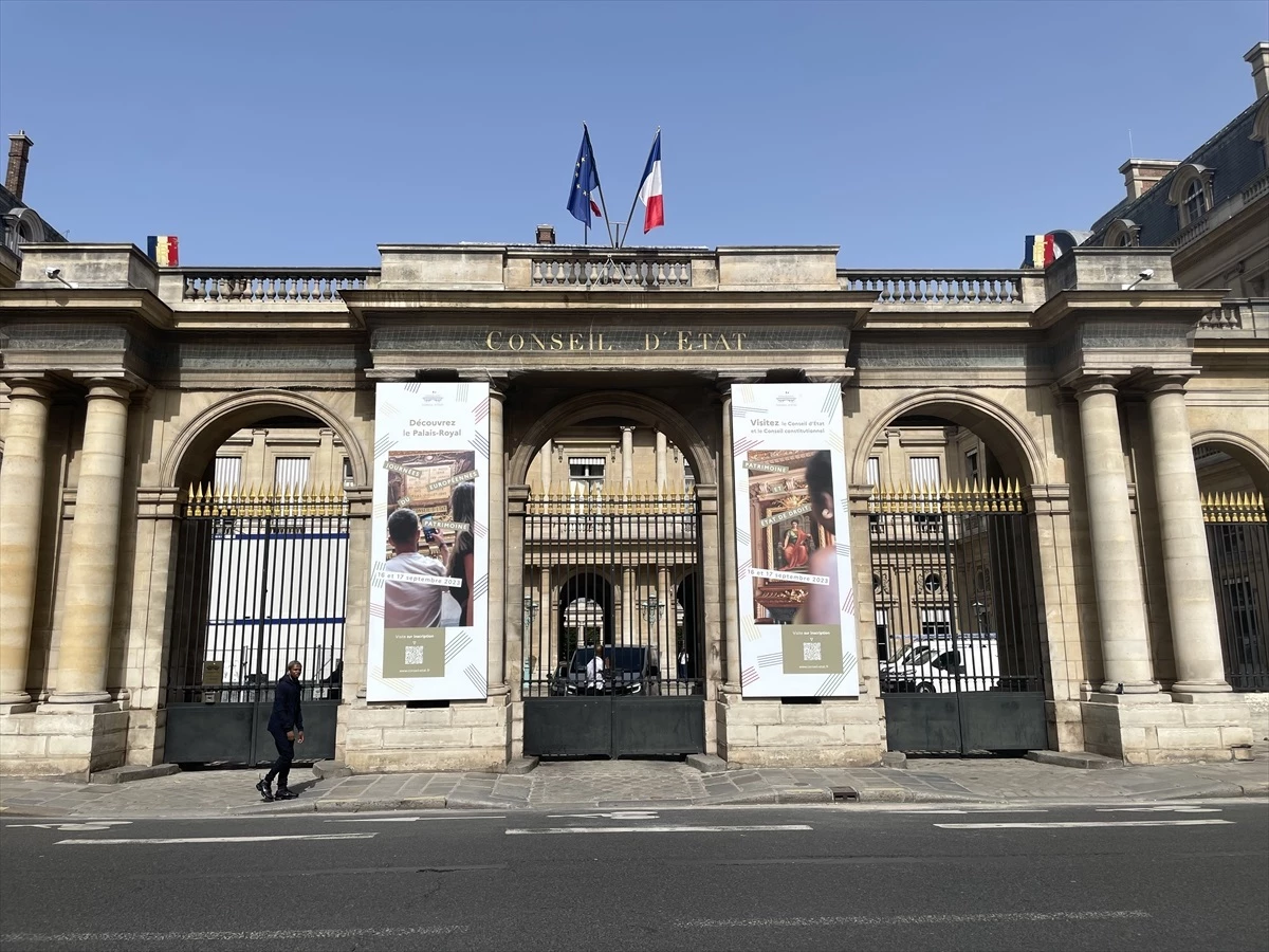 Fransa\'da Danıştay, okullarda abaya yasağına karşı yapılan itiraza kararını 2 gün içinde verecek
