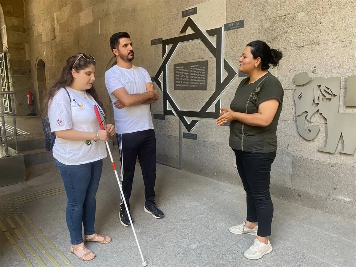 Görme Engelli Öğrenci Selin Erdoğan, Selçuklu Uygarlığı Müzesi\'ni Gezdi