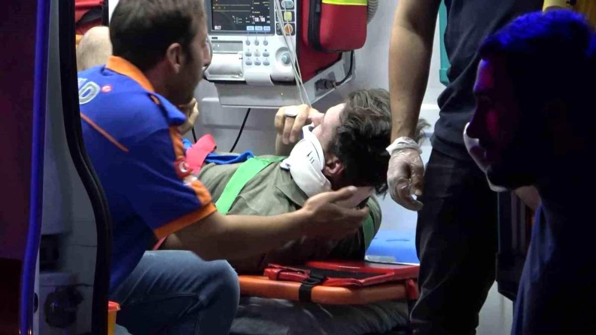 Gümüşhane\'de Kamyonet Yoldan Çıktı: 3 Kişi Yaralandı