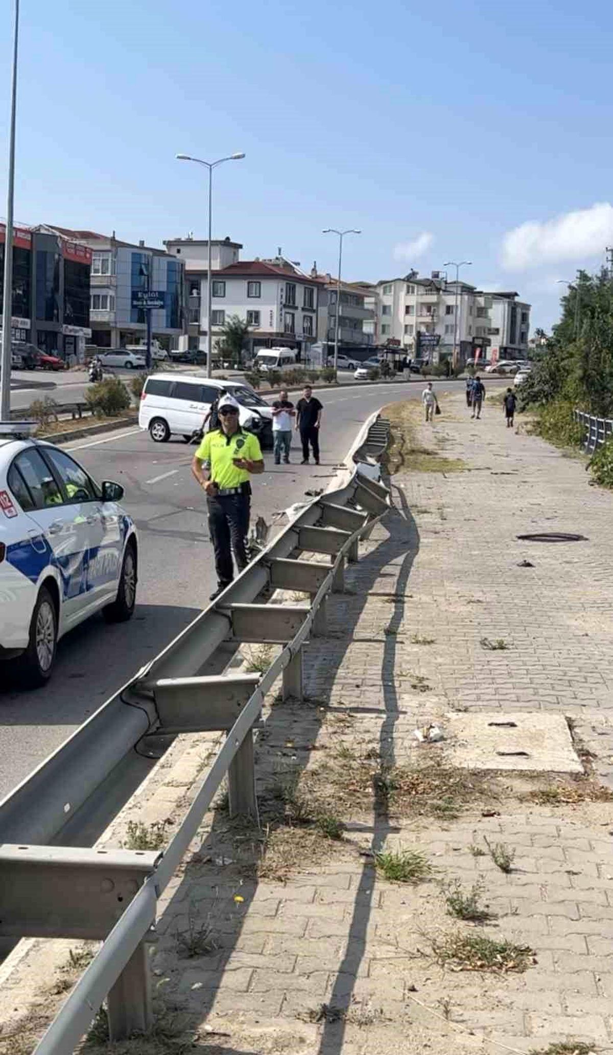 Sinop\'ta hafif ticari araç bariyerlere çarptı