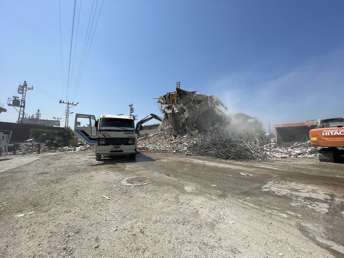 Hatay\'da depremden etkilenen binalar kontrollü bir şekilde yıkılıyor