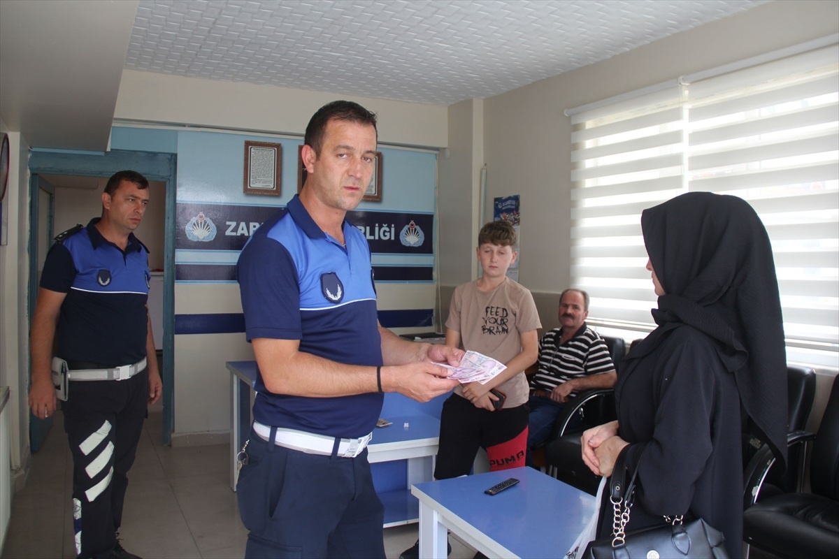 Samsun\'da Sokakta Bulunan Para Zabıtaya Teslim Edildi