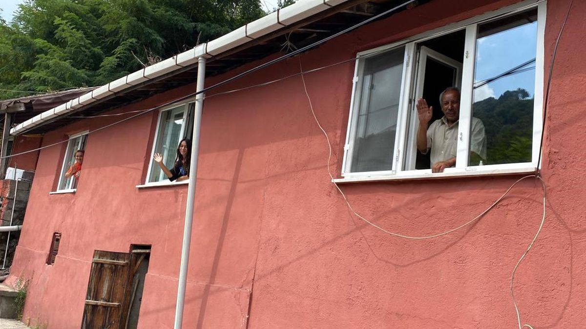 Zonguldak\'ta Kira Borcu Yüzünden Evden Çıkartılan 7 Çocuklu Aileye Hayırsever İşadamından Yardım