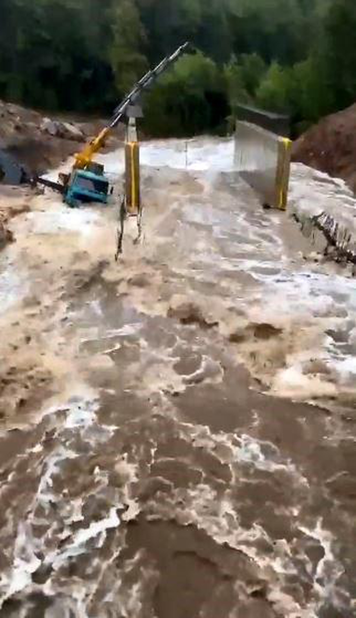 Kırklareli\'nde yoğun yağışın yol ve köprüleri taşıması