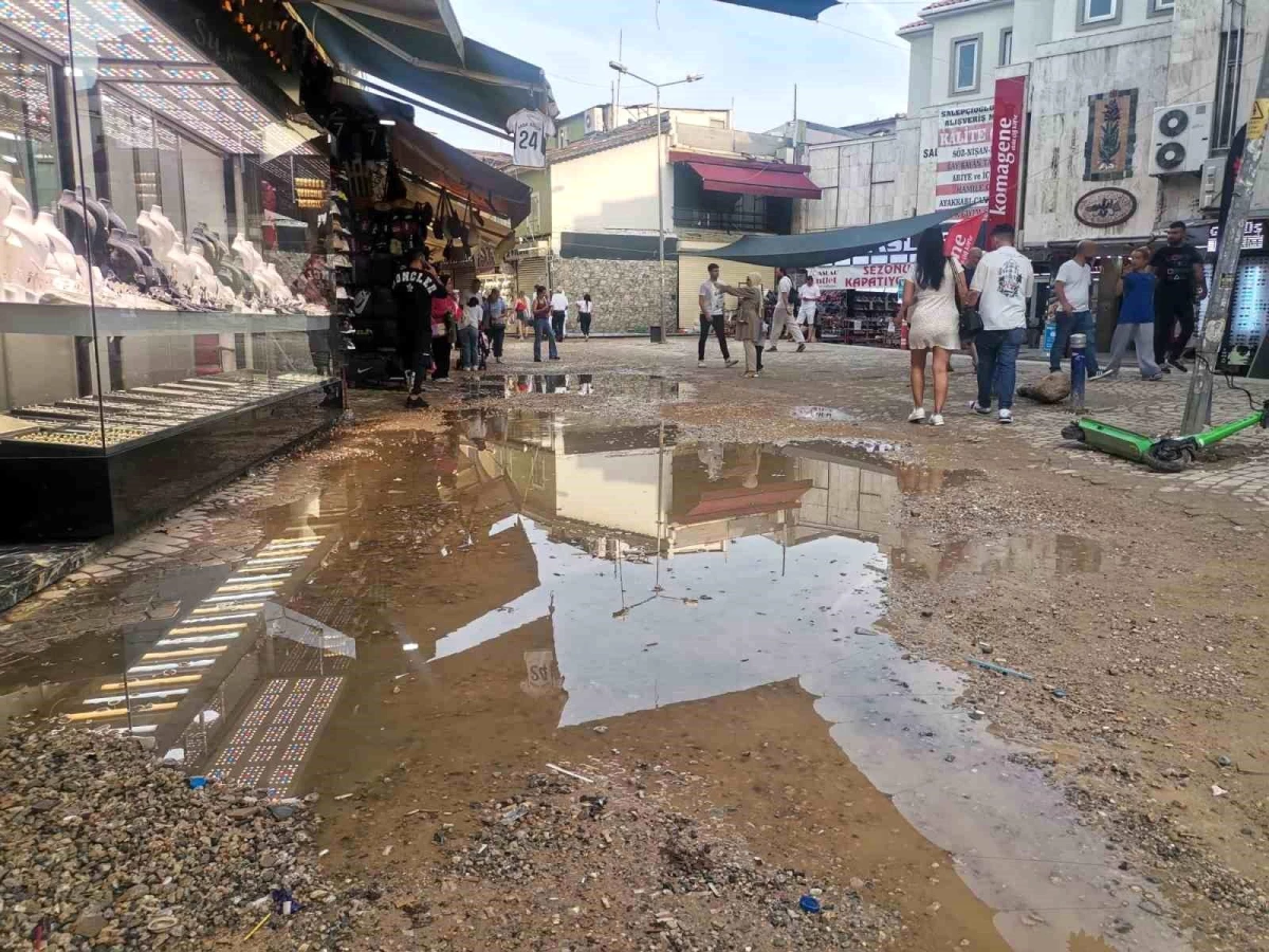 İzmir\'de Sağanak Yağış Cadde ve Sokakları Göle Çevirdi
