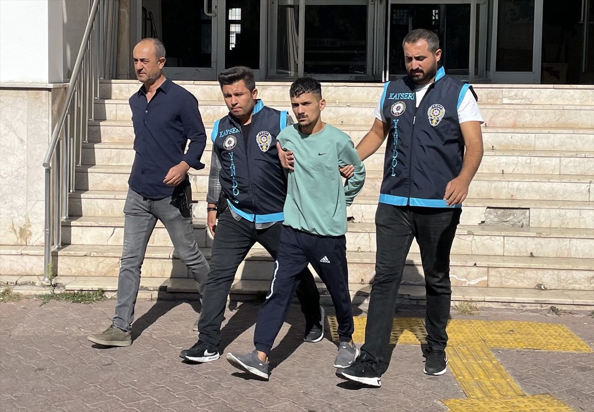 Kayseri\'de Sahte Altınla Elektronik Eşya Satın Alarak 24 Kişiyi Dolandırdığı İddia Edilen Zanlı Gözaltına Alındı