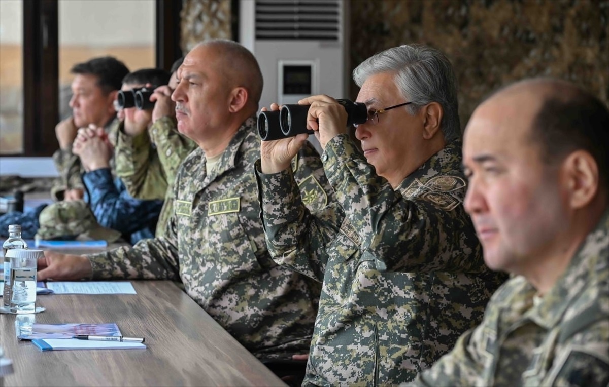 Kazakistan Cumhurbaşkanı Tokayev, Silahlı Kuvvetlerin Hazırlıklı Olması Gerektiğini Vurguladı