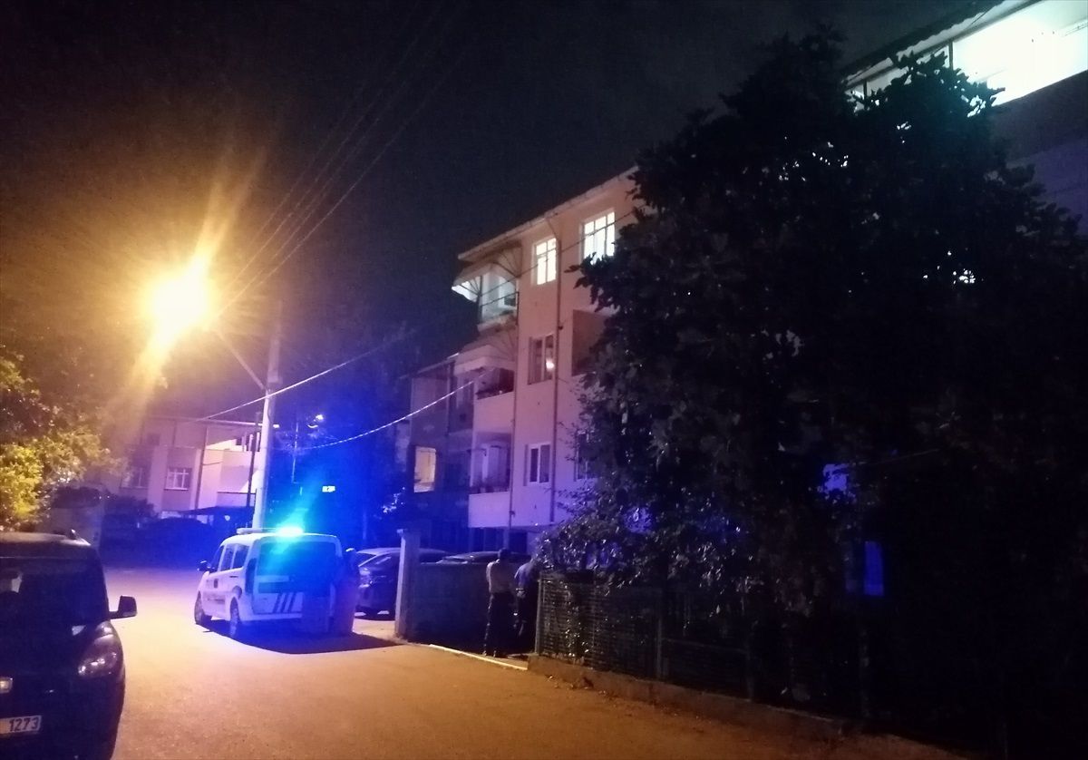 Kocaeli\'de 5 yaşındaki çocuk evin penceresinden düşerek yaralandı