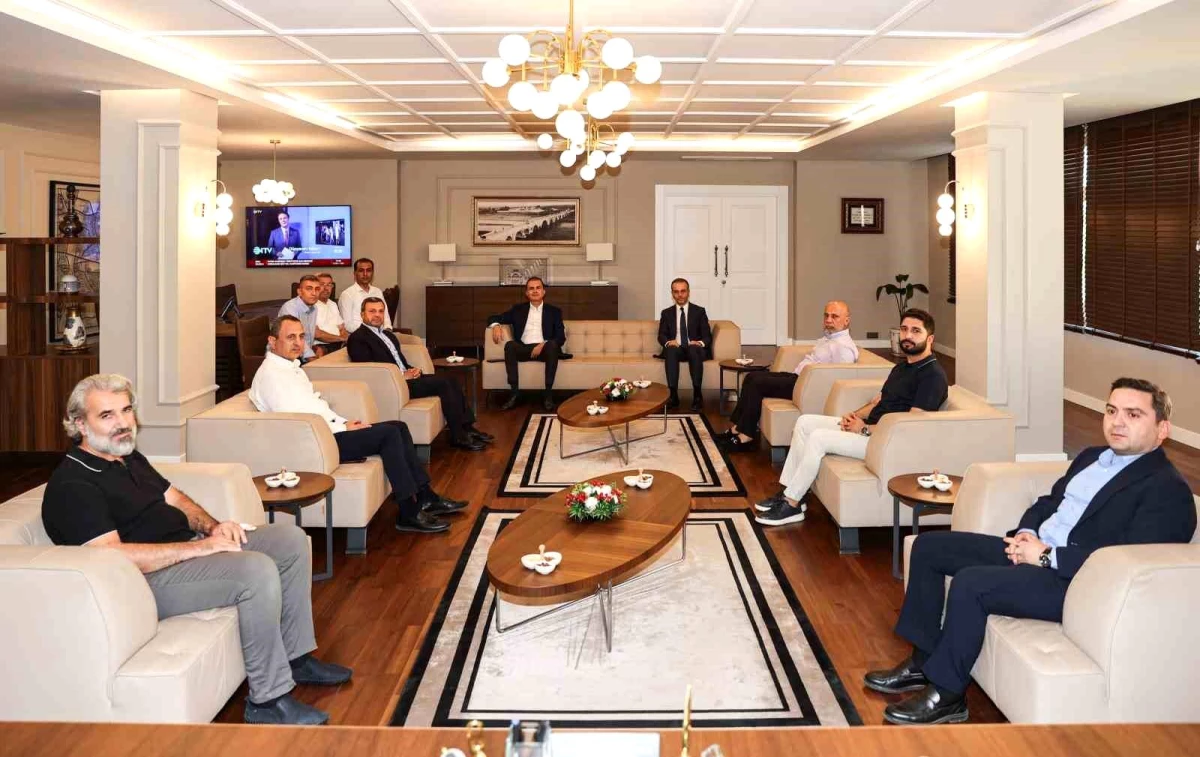 AK Parti Genel Başkan Yardımcısı Ömer Çelik, Yüreğir Belediye Başkanı Fatih Mehmet Kocaispir\'i ziyaret etti