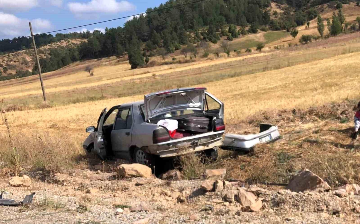 Kütahya\'da tarlaya uçan otomobilde 3 kişi yaralandı