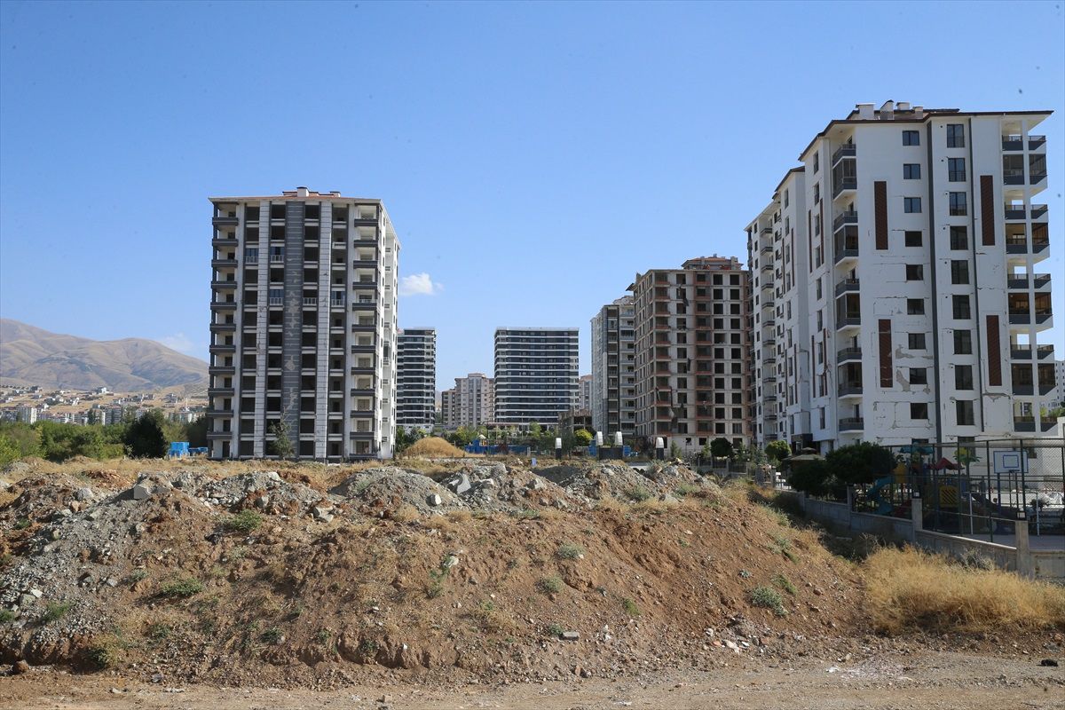 Malatya\'da depremden etkilenen binalardan biri patlatıldı