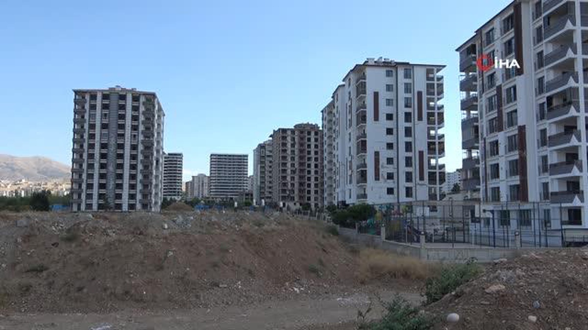 Malatya\'da ağır hasarlı binaların patlayıcı ile yıkımları sürüyor