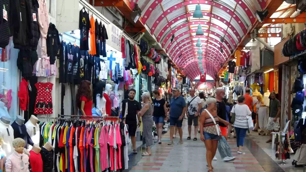 Marmaris\'te sağanak yağış sonrası turistler çarşıya akın etti