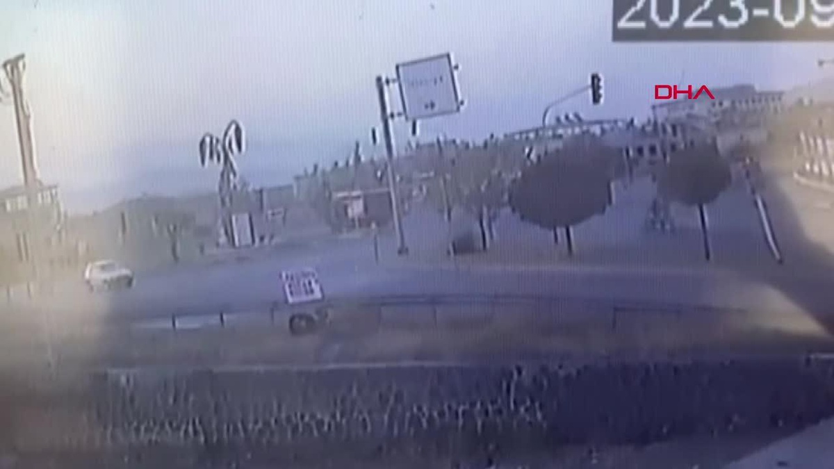 Gaziantep\'te Kamyonet ile Motosiklet Kaza Anı Güvenlik Kamerasında