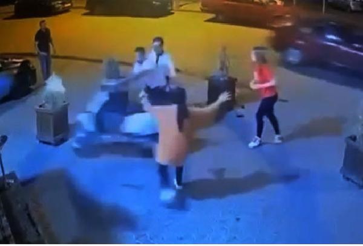 Sürücünün yanlışlıkla açtığı gazla motosiklet güçlükle durduruldu