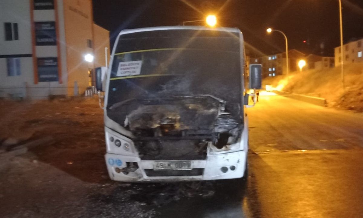 Muş\'ta park edilen minibüs alev aldı