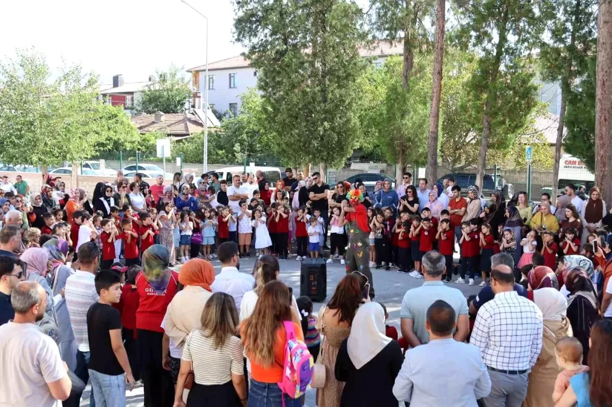 Erzincan Gençlik Merkezi Üyeleri Minik Öğrencilere Sürpriz Yaptı