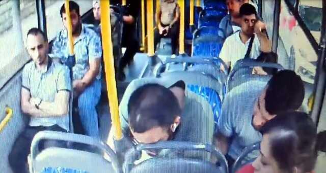 Otobüs şoförü güzergahından çıkarak, kalp krizi geçiren genci hastaneye yetiştirdi Otobüs şoförü güzergahından çıkarak, kalp krizi geçiren genci hastaneye yetiştirdi