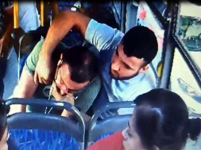 Otobüs şoförü güzergahından çıkarak, kalp krizi geçiren genci hastaneye yetiştirdi Otobüs şoförü güzergahından çıkarak, kalp krizi geçiren genci hastaneye yetiştirdi