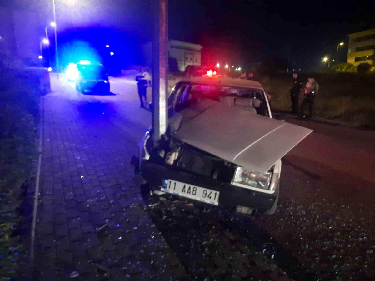 Bilecik\'te Otomobilin Aydınlatma Direğine Çarpması Sonucu 2 Kişi Yaralandı